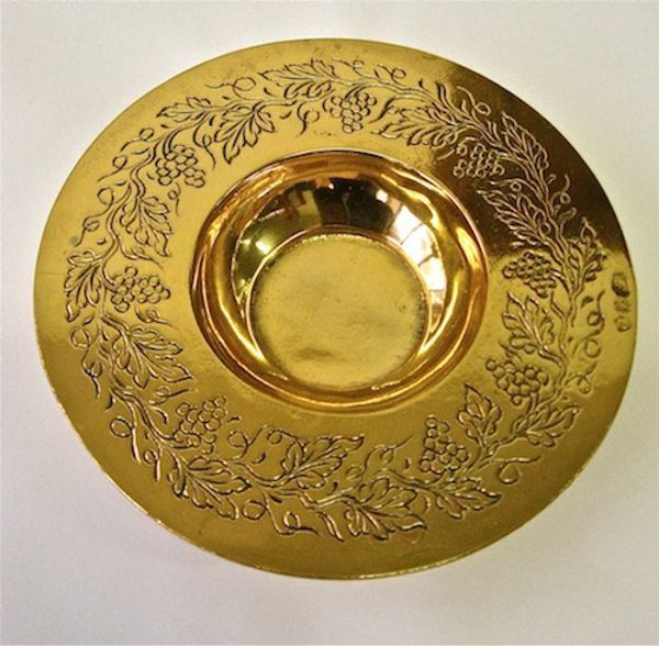 Picture of Paten with vine branches - 24k gold bath (APA163G)