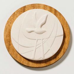 Imagen de Tondo Confirmación base de madera cm 14 (5,5 inch) Escultura arcilla refractaria blanca Cerámica Centro Ave Loppiano