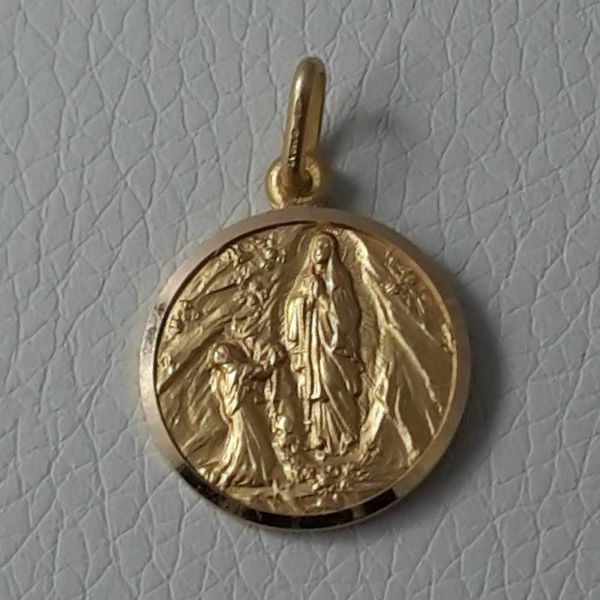 Imagen de Madonna Nuestra Señora de Lourdes Medalla Sagrada Colgante redonda Acuñación gr 3,5 Oro amarillo 18kt con borde liso Unisex Mujer Hombre 