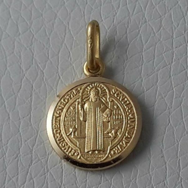 Immagine di Croce di San Benedetto Crux Sancti Patris Benedicti Medaglia Sacra Pendente tonda Conio gr 2,4 Oro giallo 18kt bordo liscio Unisex Donna Uomo 