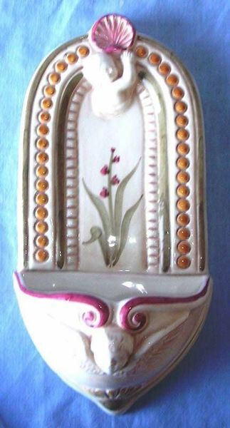 Immagine di Angeli e Conchiglia Acquasantiera cm 26 (10,2 in) Ceramica invetriata dipinta a mano