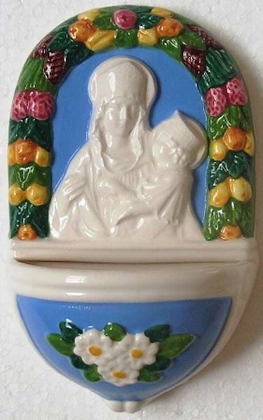 Immagine di Beata Vergine con Bambino e fiori Acquasantiera cm 15 (5,9 in) Bassorilievo Ceramica Robbiana