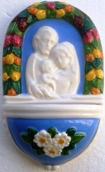 Immagine di Sacra Famiglia e Fiori Acquasantiera cm 15 (5,9 in) Bassorilievo Ceramica Robbiana