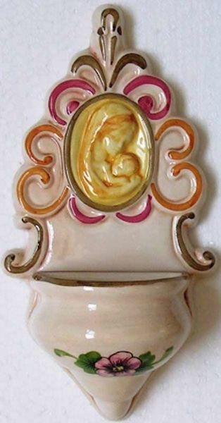 Imagen de Virgen con el Niño Pila de Agua Bendita cm 22 (8,7 in) Cerámica vidriada Benditera pintada a mano