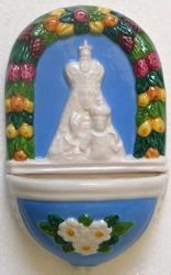 Immagine di Madonna di Loreto e fiori Acquasantiera cm 15 (5,9 in) Ceramica invetriata dipinta a mano