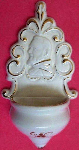 Immagine di Santo Padre Pio Acquasantiera cm 22 (8,7 in) Ceramica invetriata Bianca filo Oro