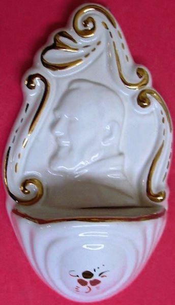Immagine di Santo Padre Pio Acquasantiera cm 14 (5,5 in) Ceramica invetriata Bianca filo Oro