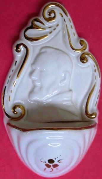 Immagine di Santo Padre Pio Acquasantiera 14 cm ceramica Deruta bianca oro