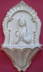 Immagine di Madonna in preghiera Acquasantiera cm 26 (10,2 in) Ceramica invetriata Bianca filo Oro