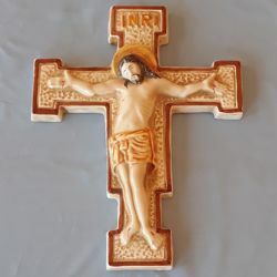 Immagine di Crocifisso da Parete Pisano cm 28x22 (11x8,7 in) in Ceramica di Deruta (Italia) 