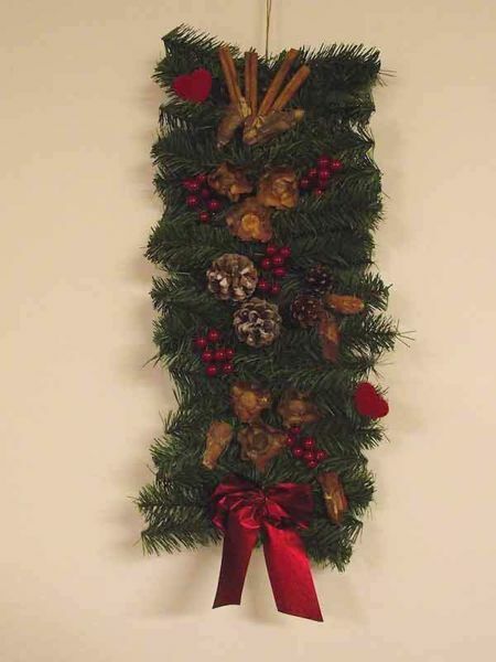 Immagine di Corona di Natale per porta diam. cm 25  in plastica PVC verde, con decori naturali bacche rosse e pigne