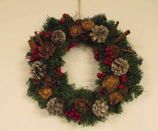 Imagen de Corona de Navidad rama de pino diám. cm 35 (13,8 inch) en plástico PVC verde con adornos naturales, bayas rojas y piñas 