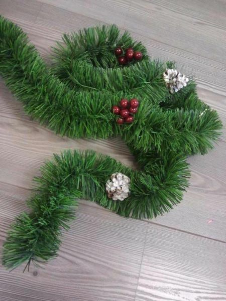 Immagine di Ghirlanda natalizia bacche rosse pigne 8 m PVC ignifugo Made in Italy