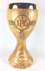 Immagine di Calice eucaristico H. cm 20 (7,9 inch) Simbolo JHS e Raggi di Luce in Legno di Ulivo di Assisi