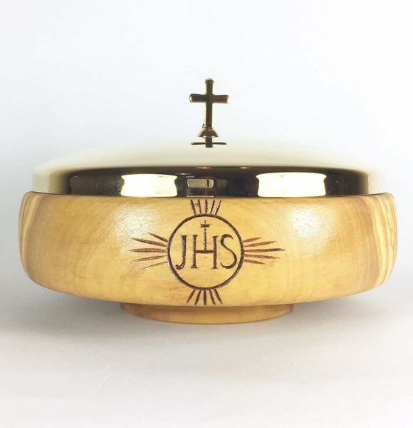 Immagine di Patena liturgica Diam. cm 14 (5,5 inch) Simbolo JHS e Raggi di Luce scolpita a mano in Legno di Ulivo di Assisi