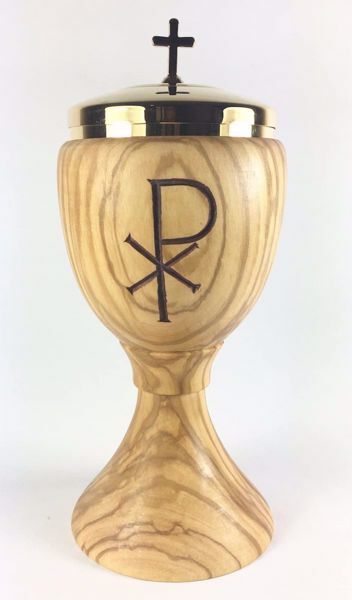Picture of Liturgical Ciborium H. cm 18 (7,1 inch) Pax Symbol smooth Finish in Olive Wood of Assisi