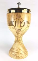Imagen de Copón litúrgico Ciborio H. cm 20 (7,9 inch) Símbolo JHS y Rayos de Luz de Madera de Olivo de Asís         