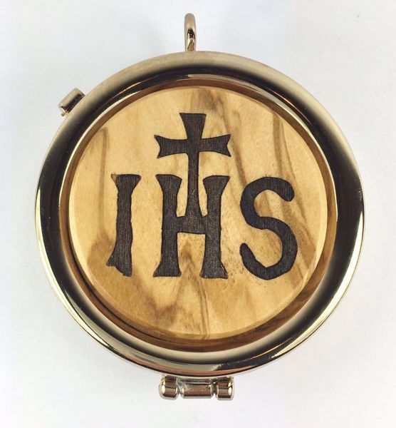 Immagine di Teca eucaristica porta Viatico Scatola per Ostie Diam. cm 6 (2,4 inch) Simbolo IHS in Ottone dorato e Legno di Ulivo di Assisi