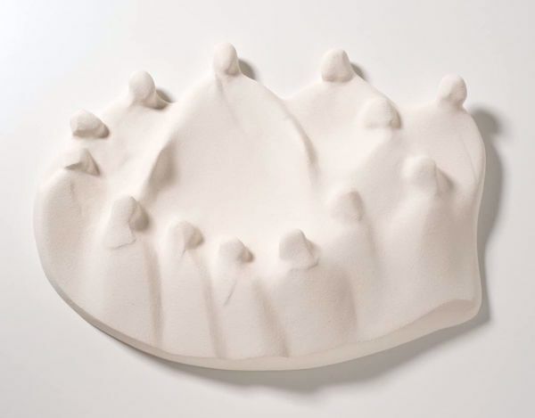 Immagine di Ultima cena cm 35x25 (13,8x9,8 inch) Scultura in argilla refrattaria bianca Ceramica Centro Ave Loppiano