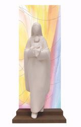 Immagine di Madonna con Bambino in uscita con Vetrata in plexiglass cm 30 (11,8 inch) Scultura da tavolo in argilla bianca Ceramica Centro Ave Loppiano