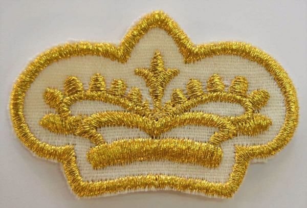 Immagine di Applicazione Ricamata Corona Oro cm 5,5x3,6 (2,2x1,4 inch) su Tessuto di Raso Oro Argento Chorus Emblema per Paramenti liturgici