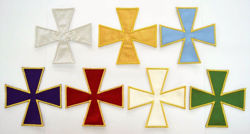 Immagine di Applicazione Ricamata Croce Greca cm 12x12 (4,7x4,7 inch) su Tessuto di Raso Oro Argento Avorio Rosso Verde Viola Azzurro Chorus Emblema per Paramenti liturgici