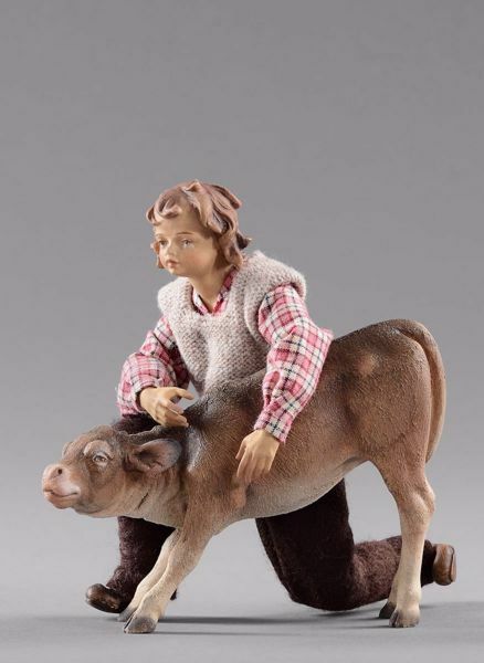 Immagine di Bambino inginocchiato con vitello cm 12 (4,7 inch) Presepe vestito Hannah Alpin statua in legno Val Gardena abiti in tessuto