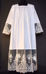 Imagen de A MEDIDA Alba litúrgica cuello cuadrado bordado Cruz IHS Espigas Cáliz Uvas en tul puro lino blanco
