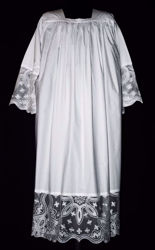 Immagine di SU MISURA Camice liturgico collo quadro ricamo liberty Croci piccole su tulle sfrangiato puro lino bianco