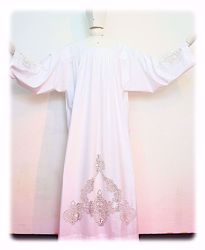 Immagine di SU MISURA Camice liturgico collo quadro ricamo diretto ad arabeschi e su inserti in rete misto cotone bianco