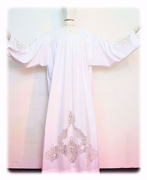 Immagine di SU MISURA Camicione liturgico collo chiuso ricamo diretto ad arabeschi e su inserti in rete misto cotone bianco