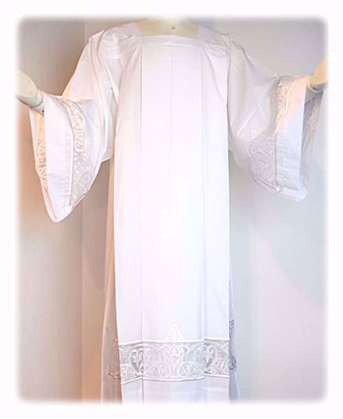 Immagine di SU MISURA Camicione liturgico collo chiuso ricamo a losanghe su tulle misto cotone bianco