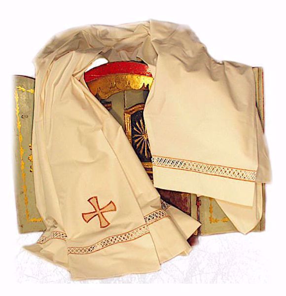 Immagine di SU MISURA Camice liturgico collo quadro ricamo macramè Croce misto cotone avorio bianco