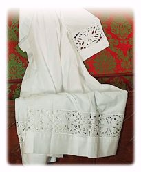 Immagine di SU MISURA Camicione liturgico collo chiuso ricamo guipures Croci grandi misto cotone bianco