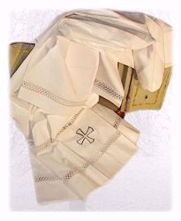 Immagine di SU MISURA Camicione liturgico collo chiuso ricamo e 2 righe macramè Croce misto cotone avorio bianco