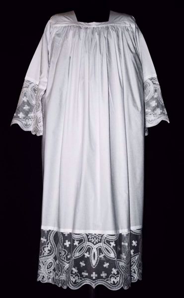 Immagine di SU MISURA Cotta liturgica collo quadro ricamo liberty Croci piccole su tulle sfrangiato misto cotone bianco