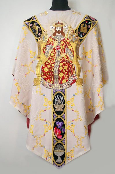 Imagen de Casulla cuello redondo galón bordado Cristo Rey motivo floral símbolos