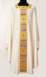 Imagen de Casulla Cuello Cuadrado Estolón y Cuello bordados en Hilo de Oro y Cristales Lona Vaticana Marfil Rojo Verde Violeta