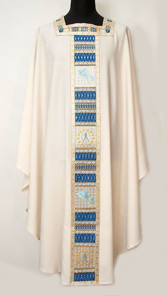 Imagen de Casulla Mariana marfil cuello cuadrado estolón bordado oro cristales tela vaticana