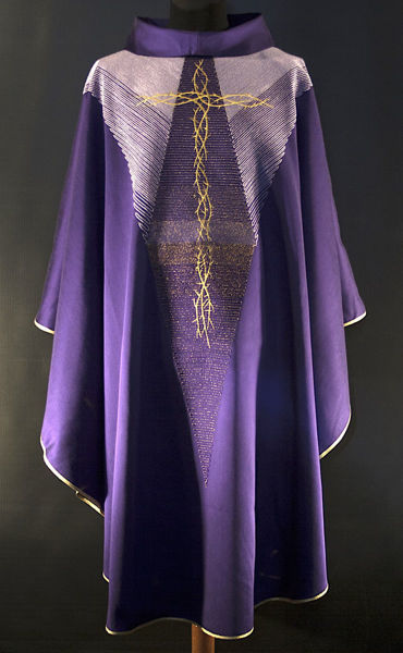Immagine di Casula moderna viola collo anello ricamo diretto dégradé Croce di Spine tela vaticana