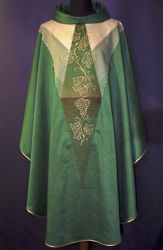 Imagen de Casulla moderna, Cuello Anillo, bordado directo Uva lana de oro dégradé Lana pura Verde
