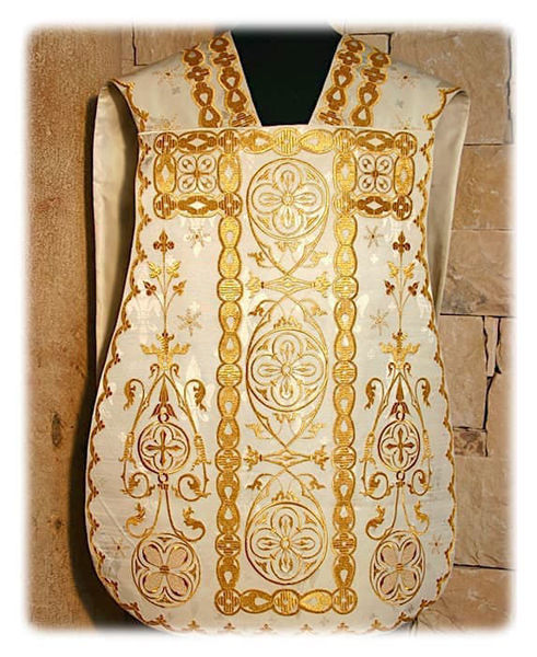 Immagine di Pianeta Romana Collo a trapezio ricamata in oro tessuto Damasco Giglio Bianco Rosso Verde Viola
