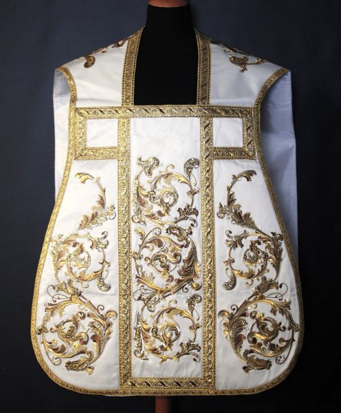 Immagine di Pianeta sacerdote barocca in raso ricamo floreale oro a tre toni, lametta e paillettes