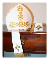 Immagine di Mitria Liturgica Ricamo Oro e Lametta Strass di Cristallo Raso Bianco