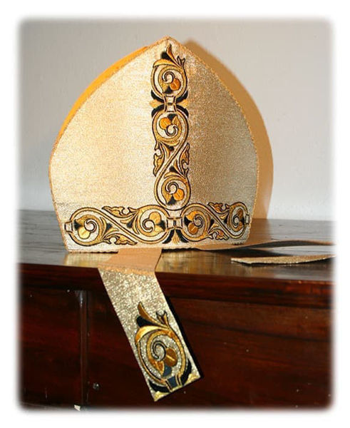 Imagen de Mitria litúrgica Bordada Arabesco Oro y Negro Satén Oro