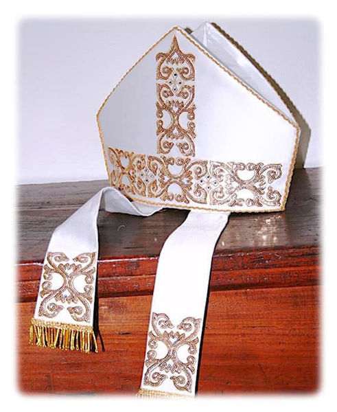 Immagine di Mitra episcopale bianca moderna in raso ricamo oro paillettes