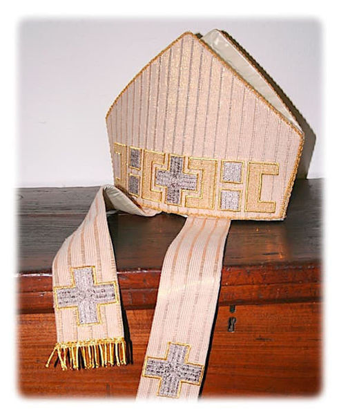 Imagen de Mitria litúrgica Forma Moderna Aplicación Cruz Melange Bordado Oro Shantung Blanco