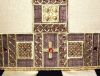 Imagen de Mitra episcopal moderna shantung galón bordado oro perlas y strass