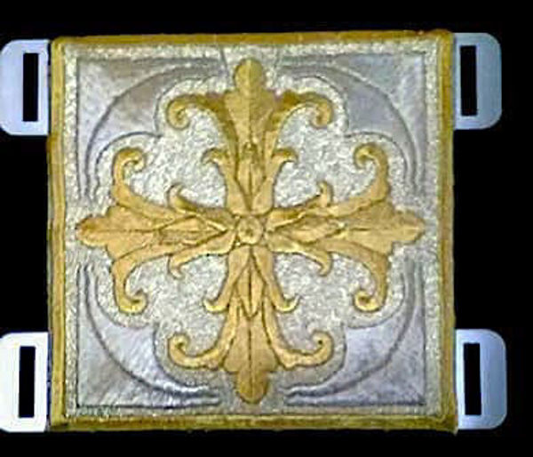 Immagine di Fermaglio Alamaro per piviale Croce gigliata ricamo oro bicolore