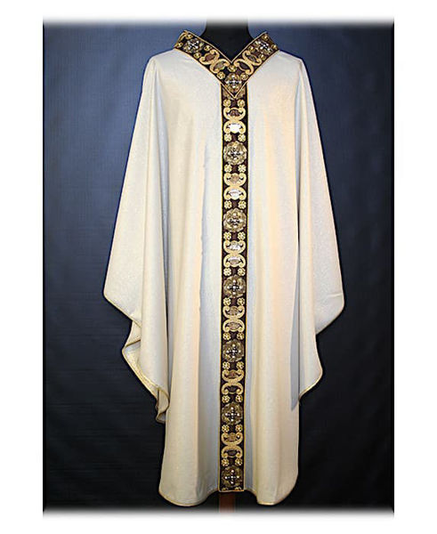 Imagen de Casulla sacerdote cuello en V bordado floral lentejuelas cristales tejido vaticano